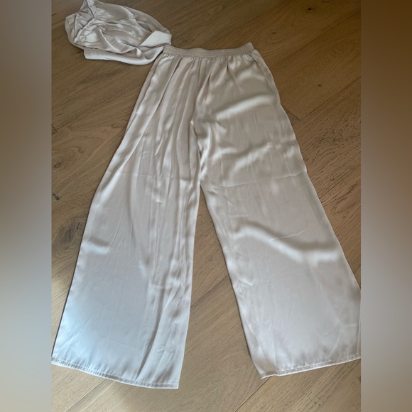 Silky cream coloured set - Picture 7 of 9